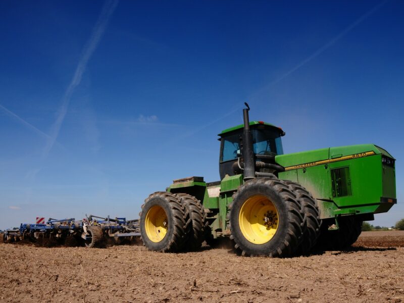 Ve společnosti MORAS akciová společnost pracoval traktor 8870 do roku 2017 (autor: Michal Málek, 2011)