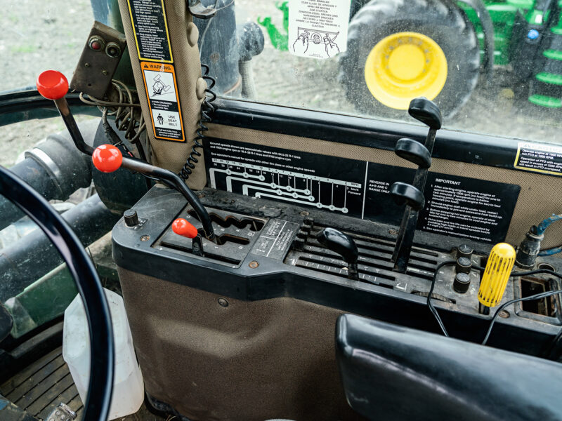 Pohled do interiéru prvního kloubového traktoru John Deere 8870 v ČR