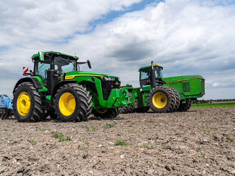 Na farmě pana Tlustého pracoval kloubový traktor 8870 od roku 2020. V současné době byl nahrazen v hlavní polních pracích traktorem 8R 410