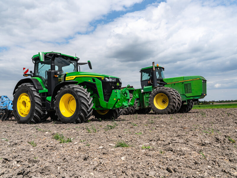 Na farmě pana Tlustého pracoval kloubový traktor 8870 od roku 2018. V současné době byl nahrazen v hlavní polních pracích traktorem 8R 410