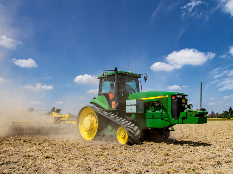 První pásový traktor v Zemědělské společnosti Sloveč byl v roce 2000 John Deere 8300T