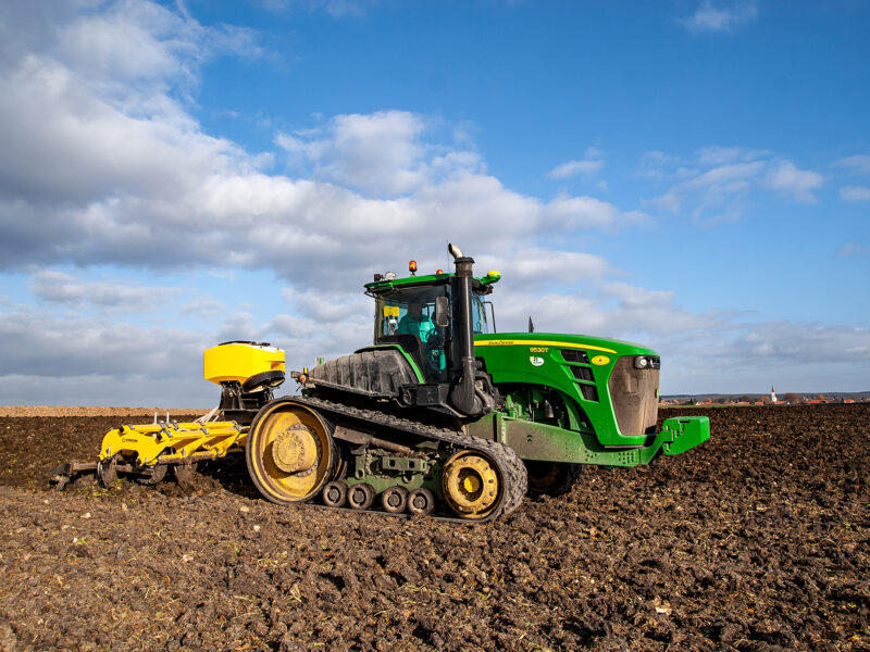 Druhým pásovým traktorem John Deere byl 9530T, který byl využíván pro těžké polní práce, a to až do roku 2013. Na fotografii v roce 2011 při prosincovém kypření po sklizni cukrové řepy