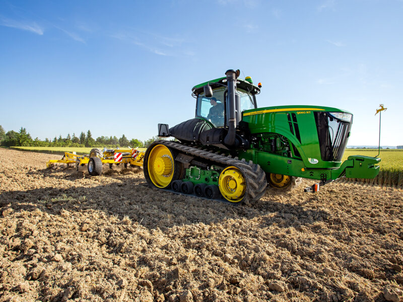 Dvoupásový traktor John Deere 9560RT byl zakoupen v roce 2013