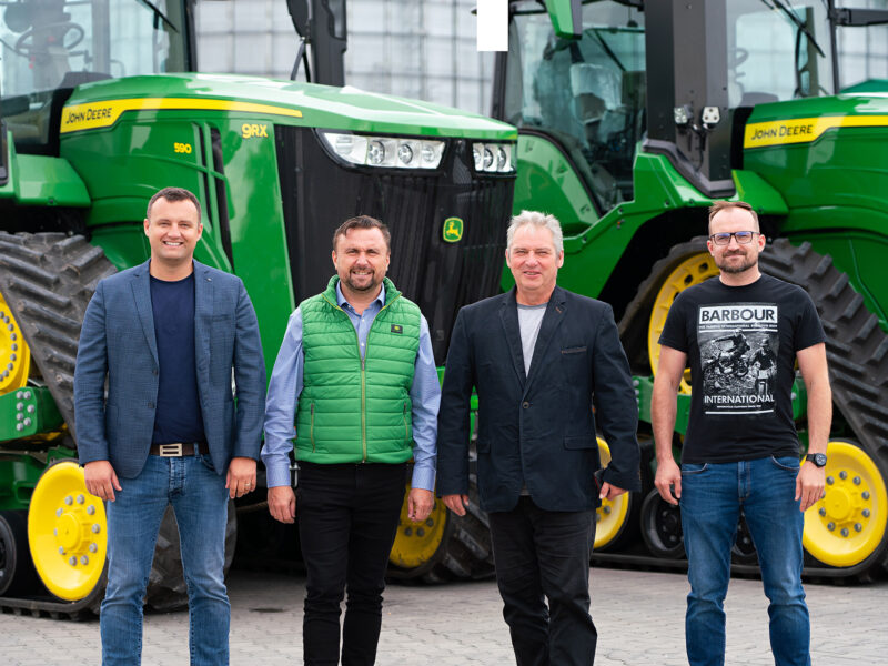 Slavnostní předání nových traktorů John Deere 9RX590. Na fotografii Jiří Sobota (ředitel společnosti, ZS Sloveč), Ondřej Sobota (provozní ředitel, ZS Sloveč), Michal Dirbák (obchodní zástupce, STROM PRAHA) a Tomáš Herčík (mechanizátor, ZS Sloveč)