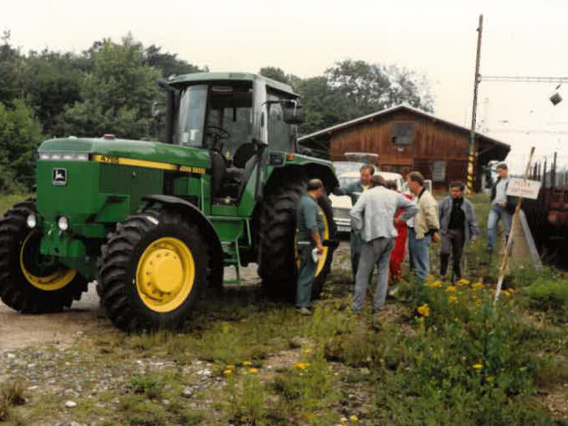 První traktor John Deere 4755 na nádraží v Brandýse nad Labem. Tento traktor byl prostřednictvím společnosti STROM PRAHA dodán do ZD Mečeříž na Mladoboleslavsko