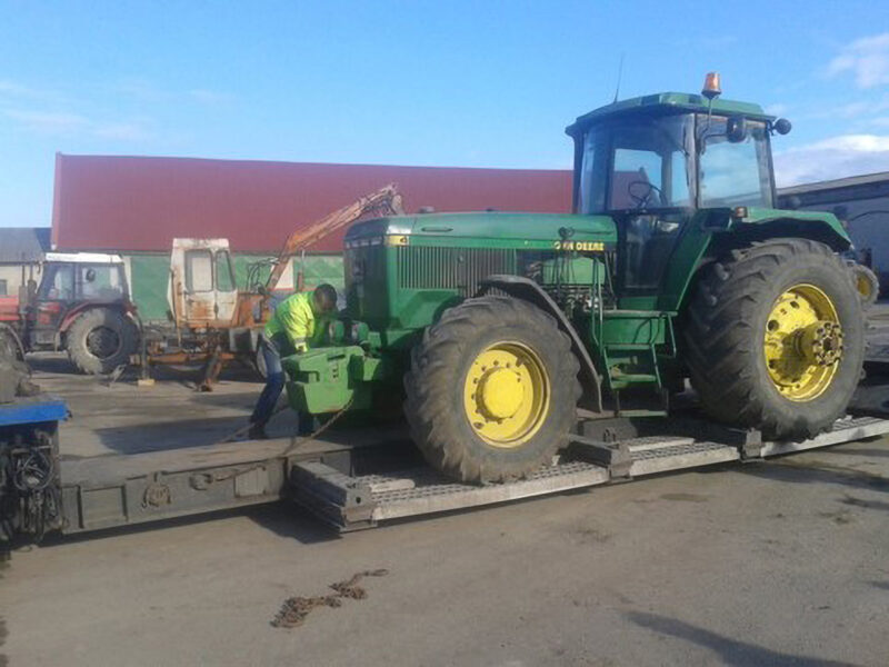 Odjezd prvního předaného traktoru John Deere 4755 ze ZD Mečeříž do Polska