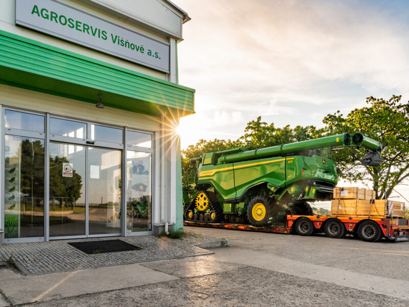 První sklízecí mlátička John Deere X9 1100 byla v roce 2021 dodána do společnosti Agroservis Trading a.s.