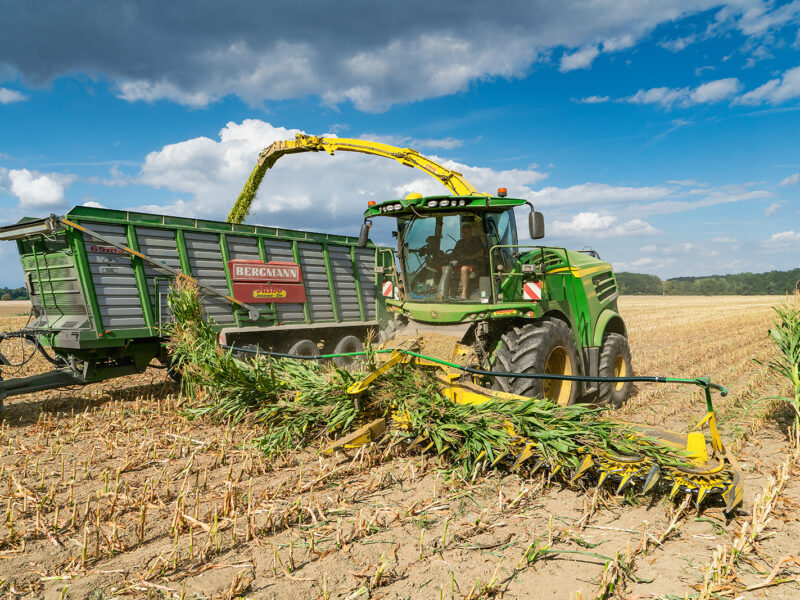 První řezačka John Deere ve společnosti Jasno Jasenná nesla označení 8800i, během první své sezóny sklidila neuvěřitelných 2000 hektarů