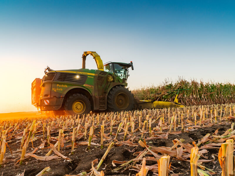 Řezačky John Deere 9900i provozují s 12řádkovým adaptérem