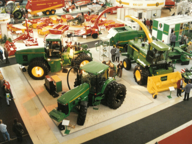 Traktor John Deere 8870 dovezený do České republiky byl vystavený na veletrhu TechAgro 1996 