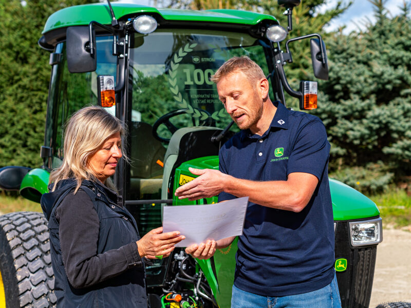 Slavnostní předání jubilejního 1 000. kompaktního traktoru John Deere do Zooparku Chomutov (na fotografii Jiří Přibyl, vedoucí úseku zahradní, komunální a golfové techniky John Deere a Věra Fryčová, ředitelka ZOOParku Chomutov)