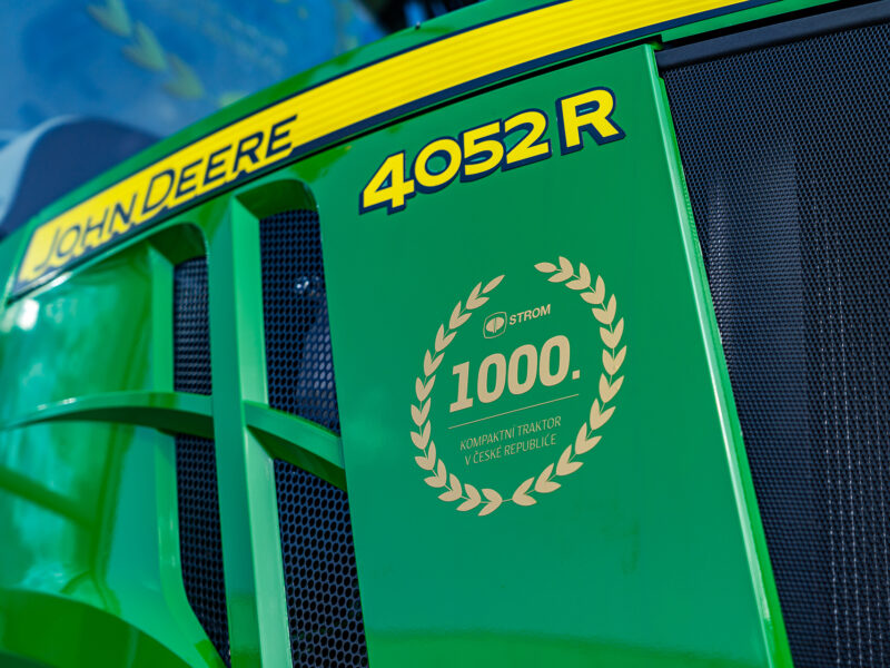 Jubilejní 1 000. kompaktní traktor John Deere.